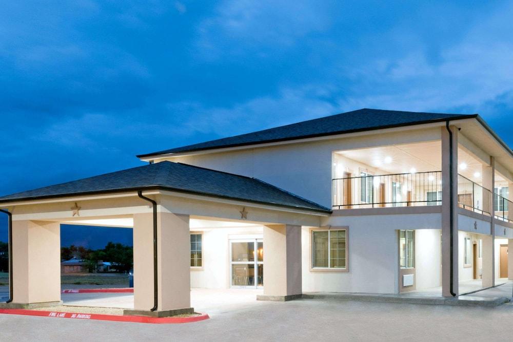 Super 8 by Wyndham Colorado City — hotel in Colorado City