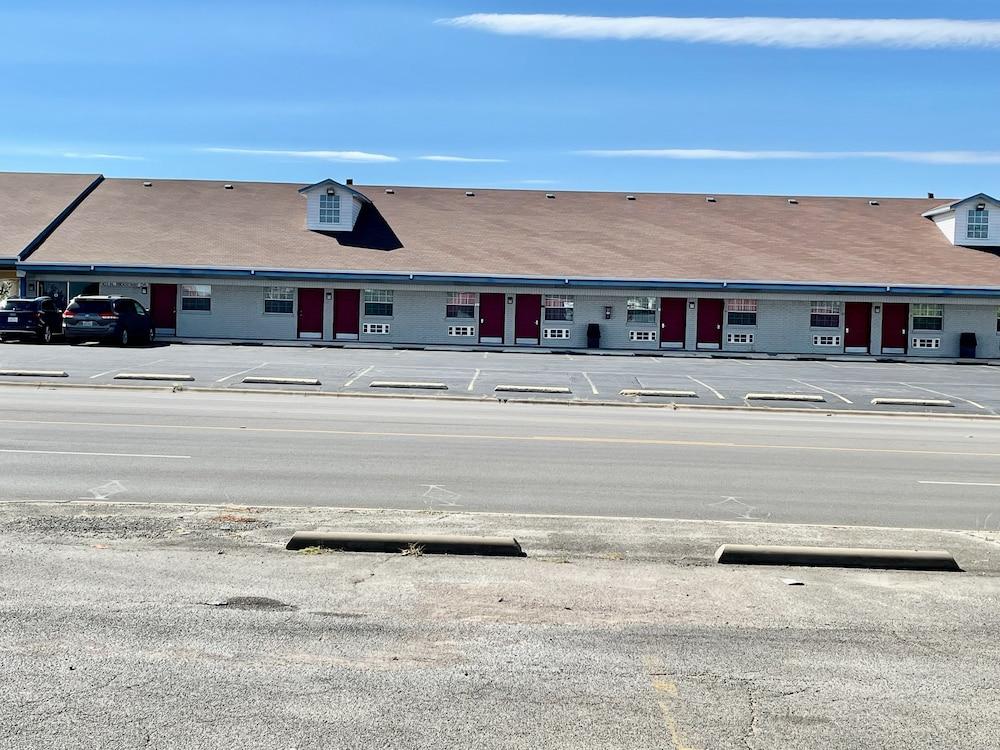 Delux Inn — hotel in Cleburne
