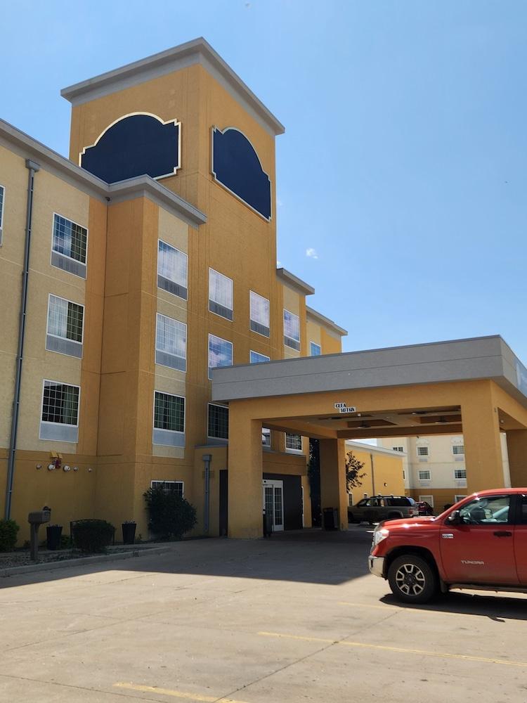 La Quinta Inn & Suites by Wyndham Minot — hotel in Minot