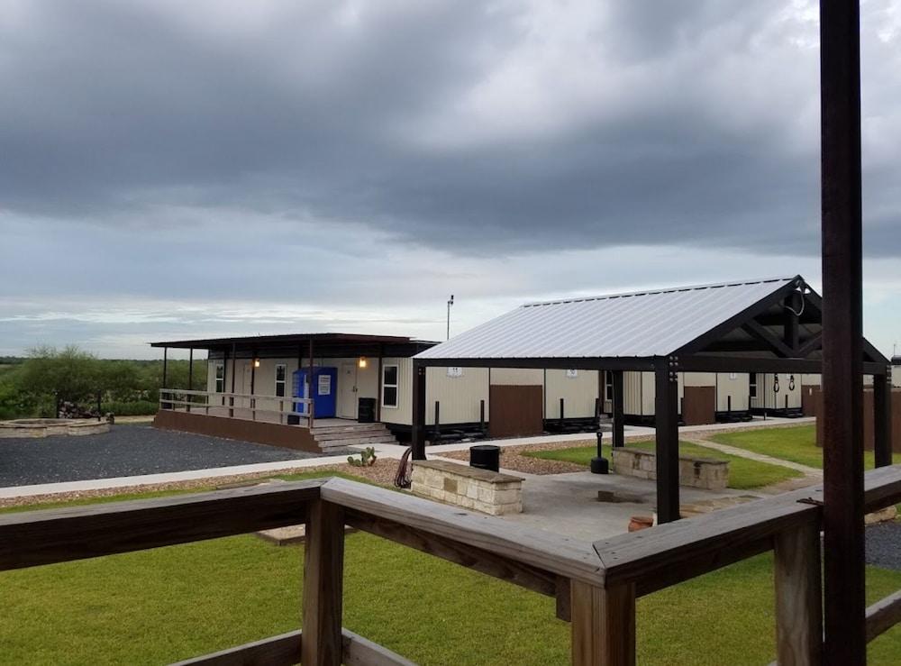 The Armadillo Hotel Karnes City — hotel in Karnes City