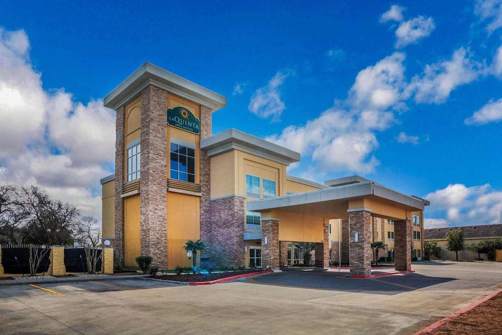 La Quinta Inn & Suites by Wyndham Beeville — hotel in Beeville