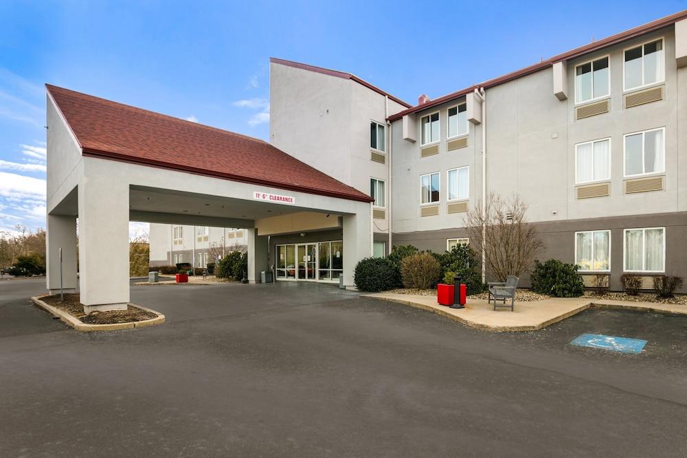 Red Roof Inn PLUS+ Boston - Logan — hotel in Saugus