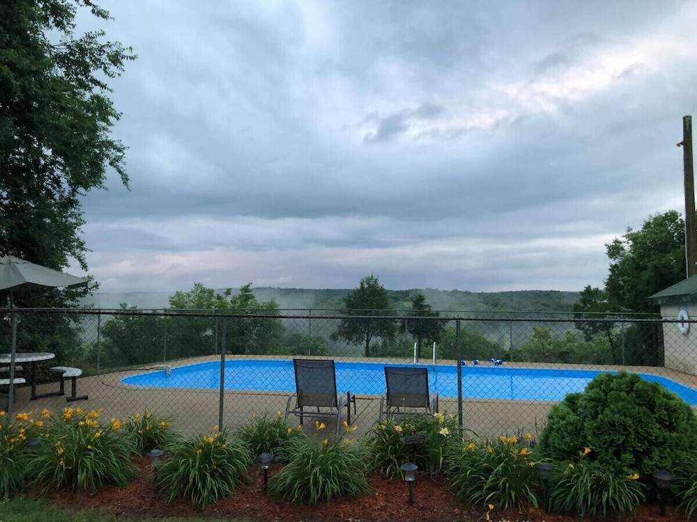 Carlton Marion Inn