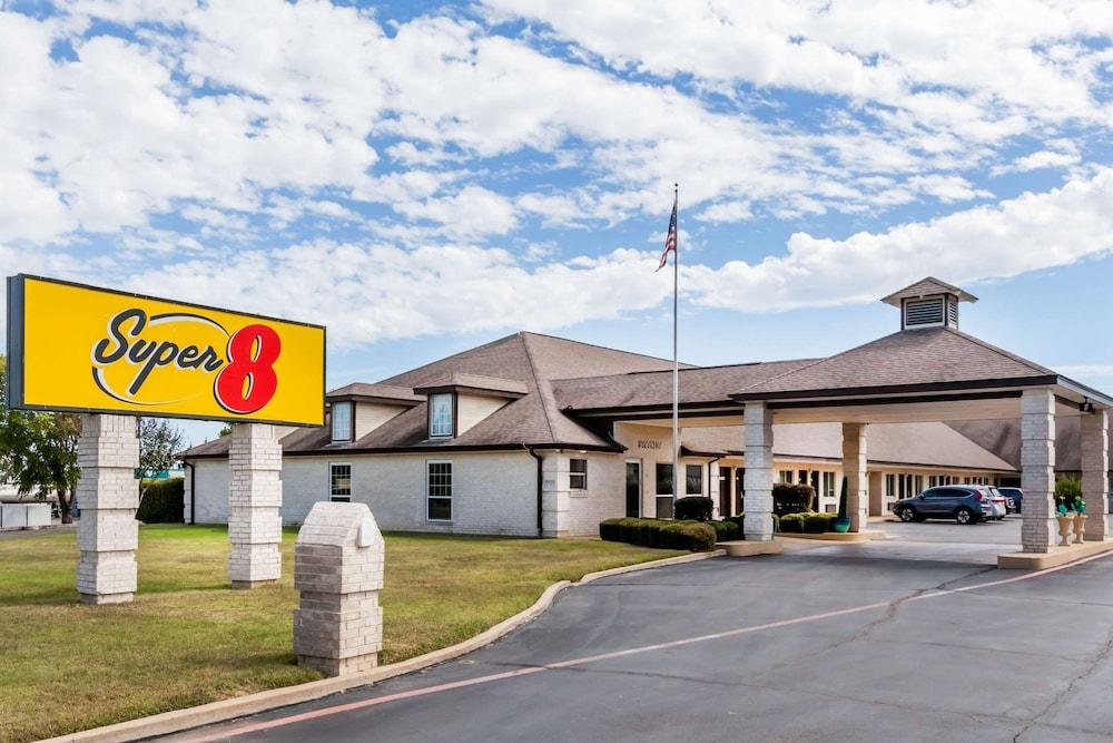 Super 8 by Wyndham Cleburne — hotel in Cleburne