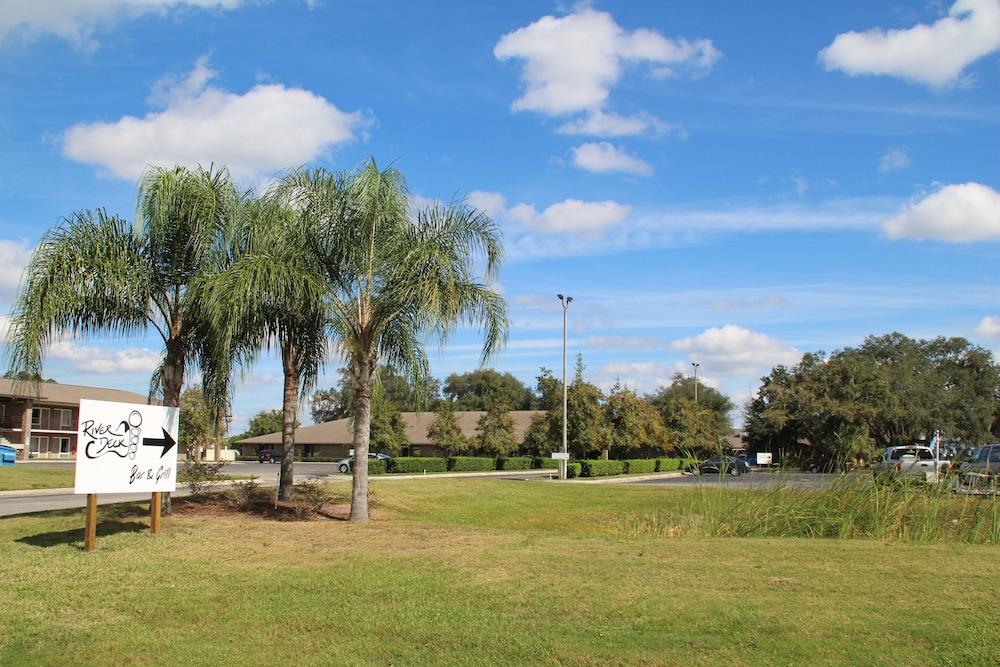 Crystal Cove Hotel — hotel in Palatka