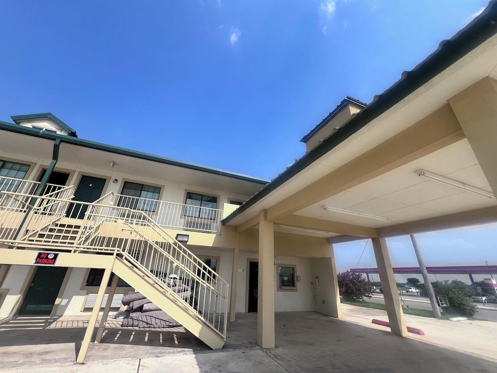 garden inn and suites — hotel in Pearsall