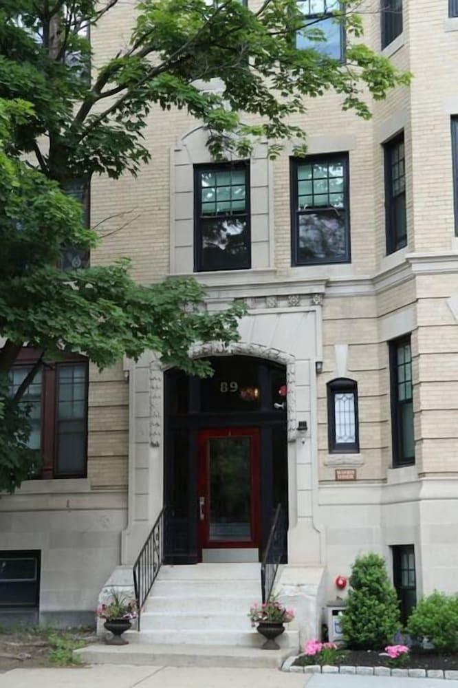 Maverick Suites at 89 Marion — hotel in Brookline