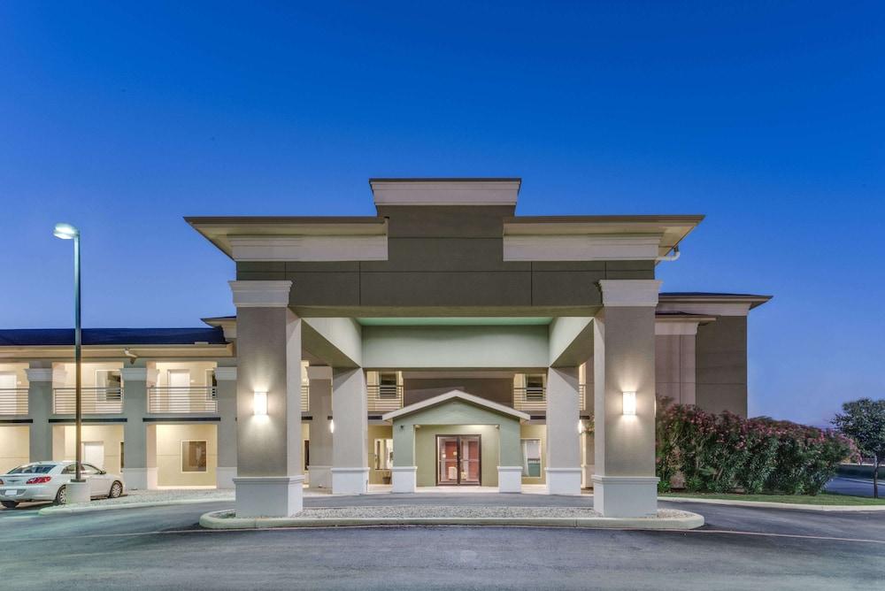 Super 8 by Wyndham Cotulla TX — hotel in Cotulla