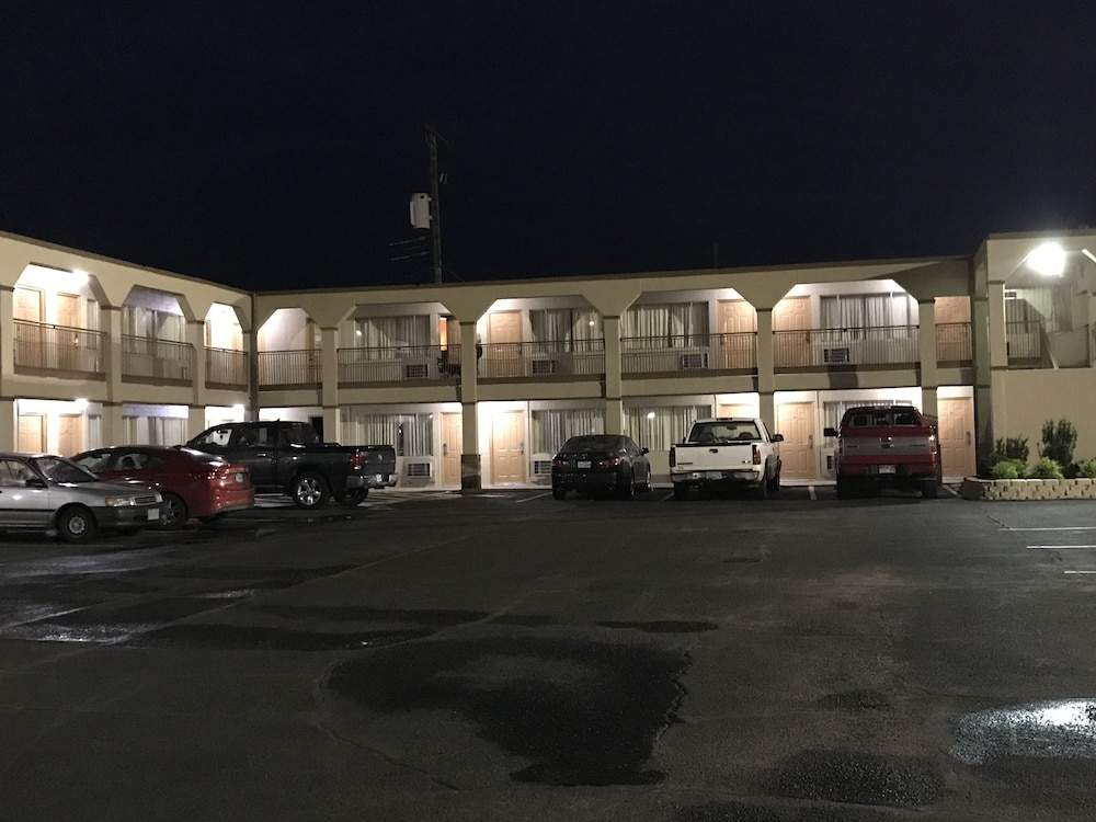Hutchinson Inn