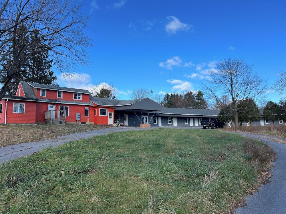 Nest Inn — hotel in Watertown