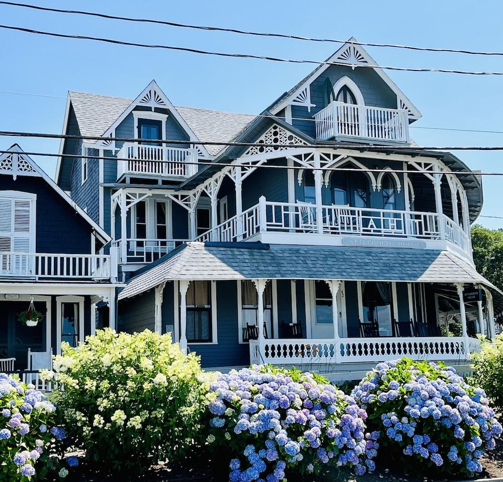 The Attleboro House — hotel in Oak Bluffs