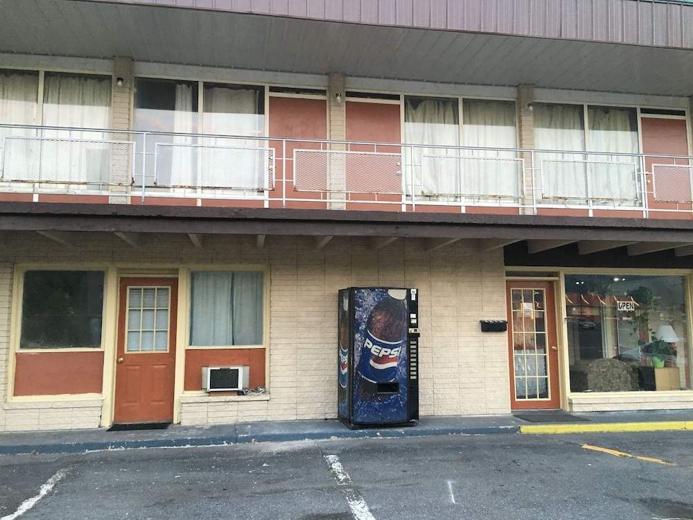 Breezwood Motel