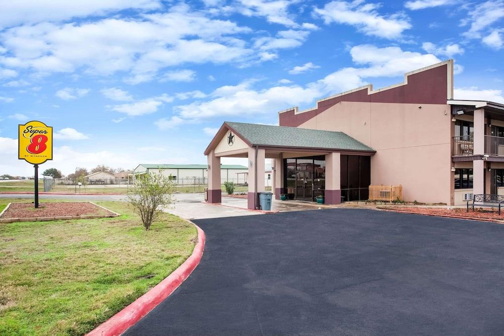 Super 8 by Wyndham Giddings — hotel in Giddings