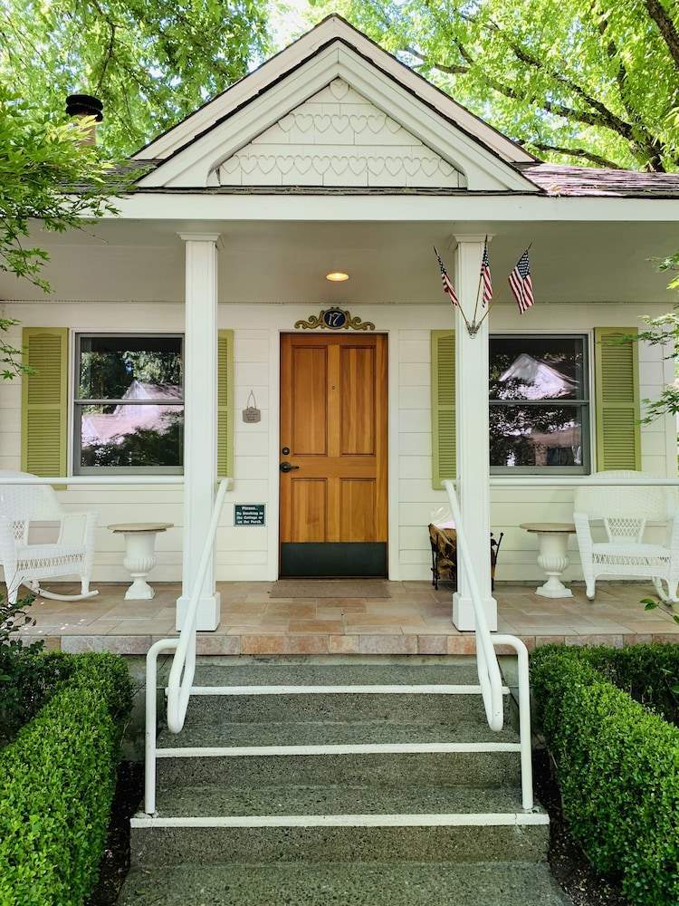 Cottage Grove Inn