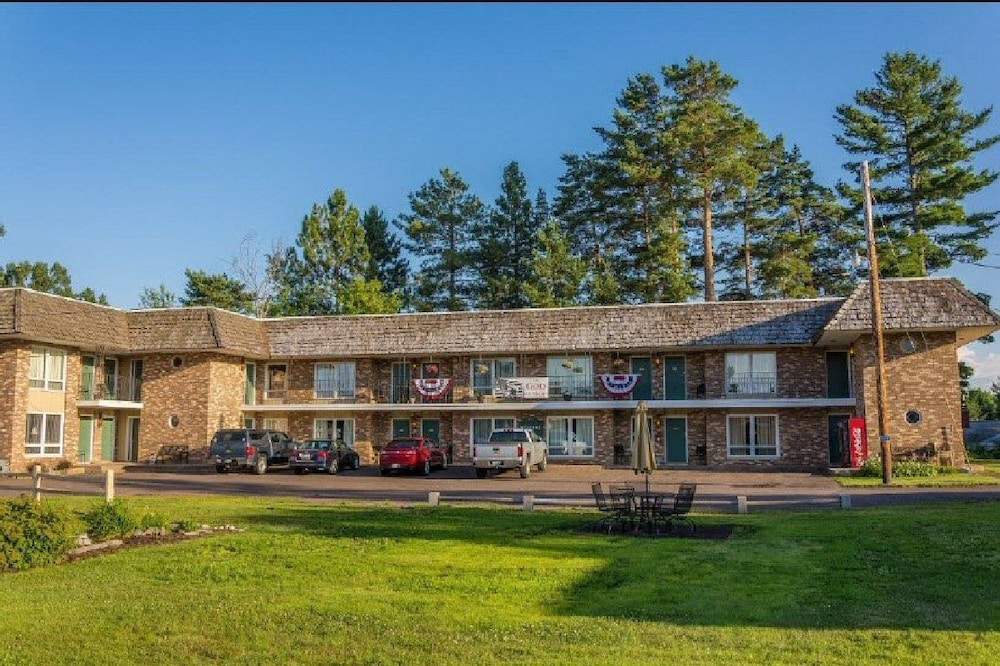 Budget Host Cloverland Motel