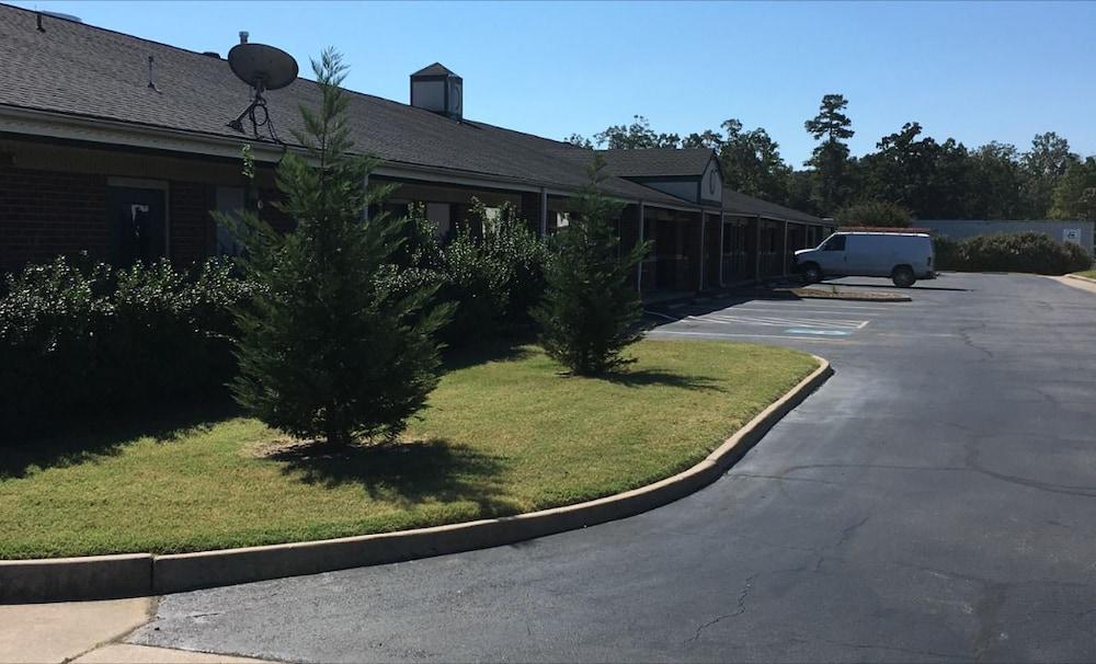 Redwood Inn and Suites — hotel in White Hall