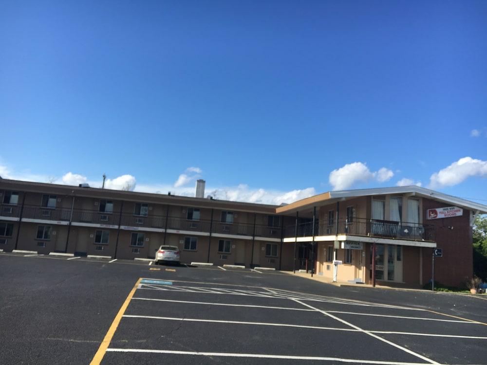 Pelican Inn and Suites — hotel in Toms River