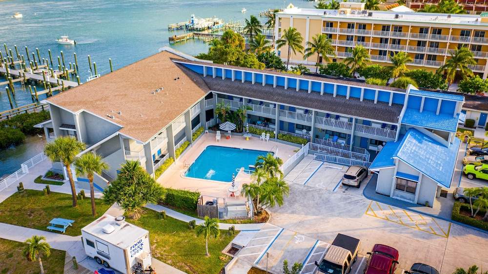Dockside Inn & Resort