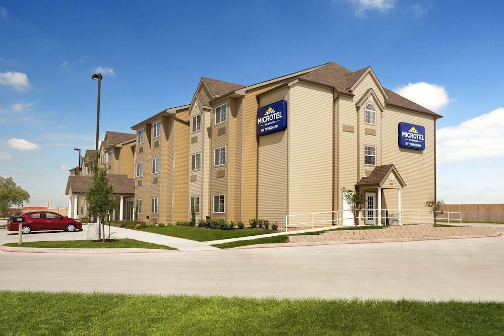 Microtel Inn & Suites by Wyndham Kenedy/Karnes City — hotel in Kenedy