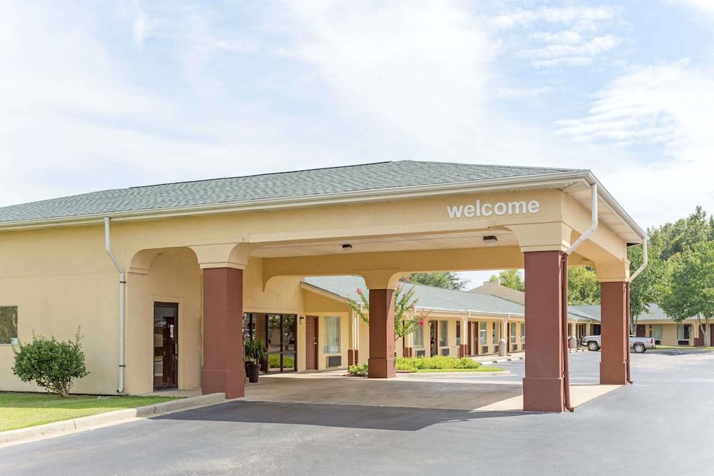 Americas Best Value Inn & Suites Sumter — hotel in Sumter
