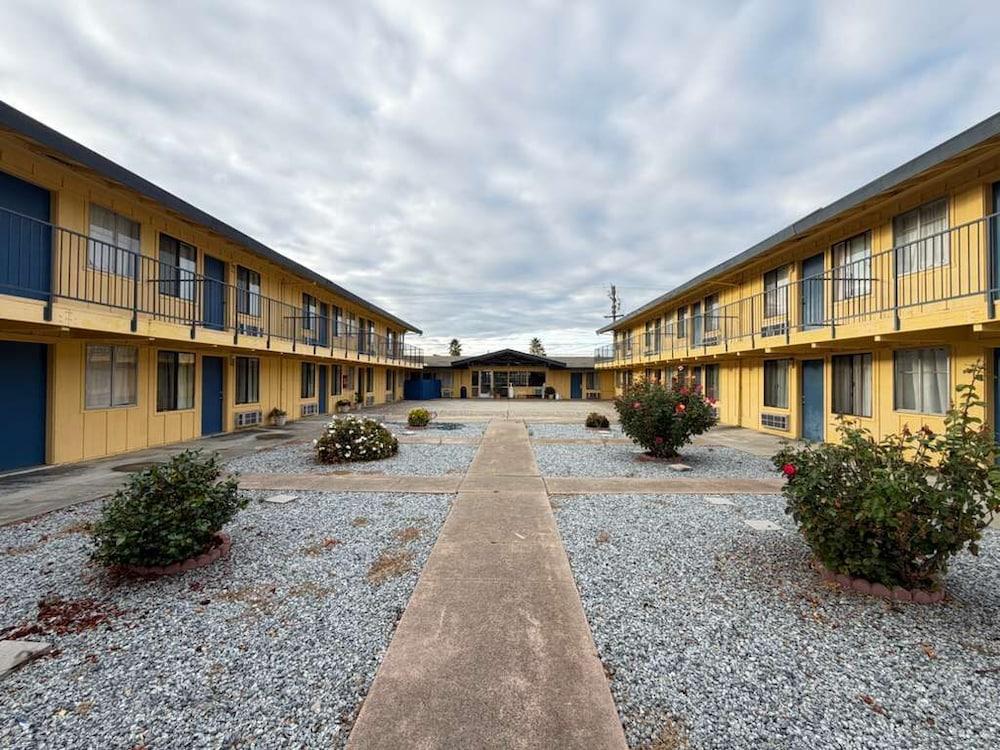 Royal plams — hotel in Concord