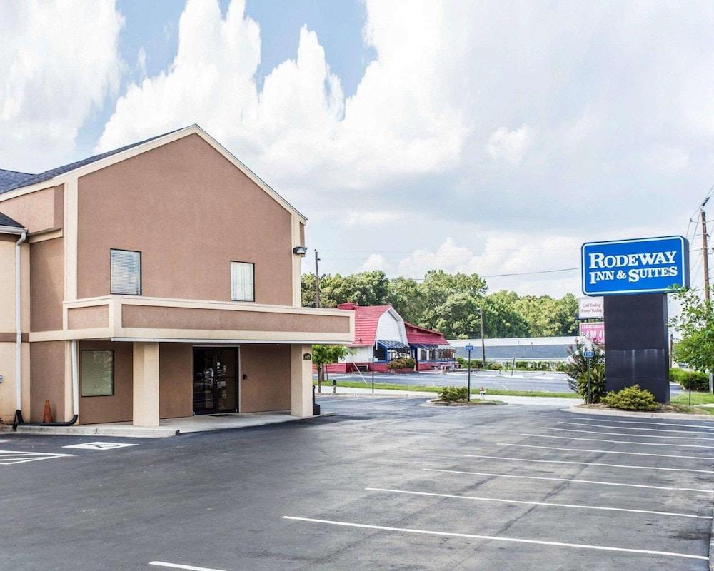Country Hearth Inn & Suites — hotel in Forest Park