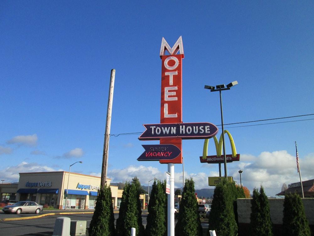 Town House Motel Inc — hotel in Longview