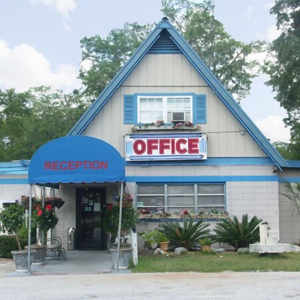 Deerwood Inn and Madison Campground — hotel in Madison