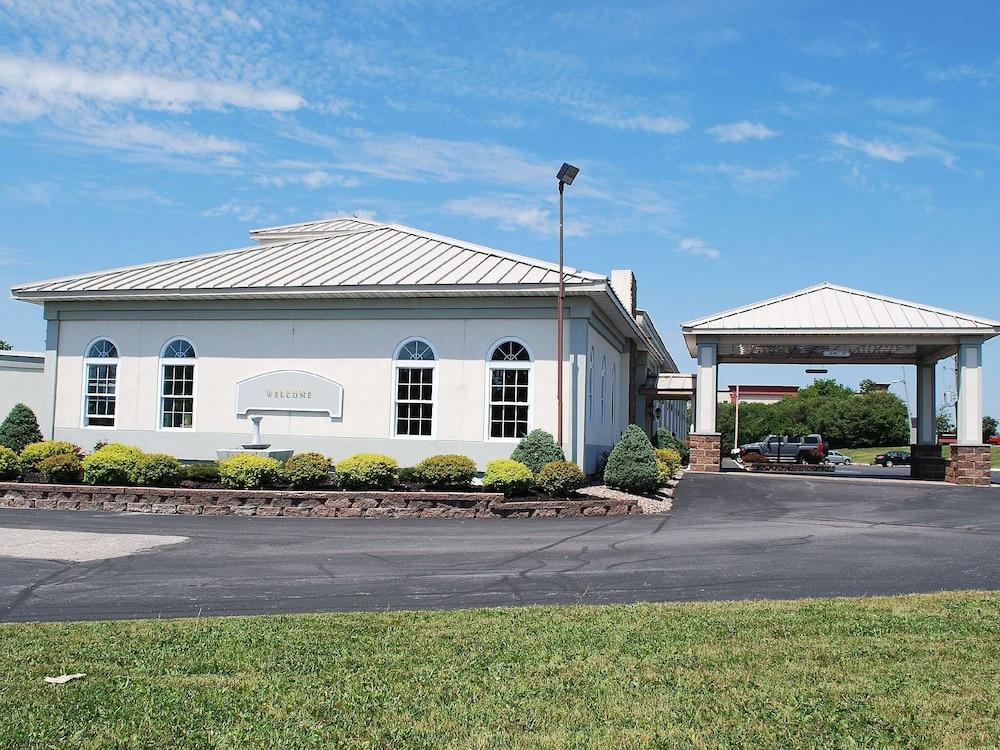 Travelodge by Wyndham Watertown — hotel in Watertown