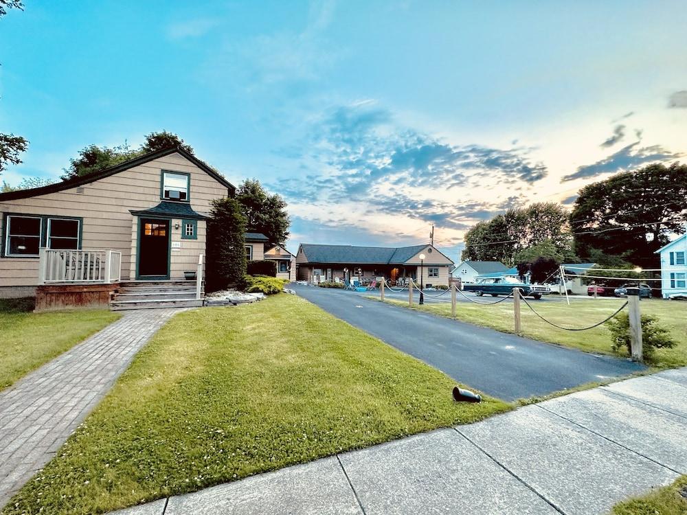 Wooden Boat Inn — hotel in Clayton