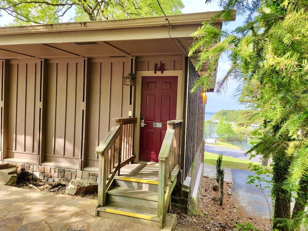 Lake View Queen Guest Room With Two Queens, Sleeper Sofa And Patio Overlooking Lake Ouachita. 1 Bedroom Hotel Room by RedAwning — hotel in Mount Ida