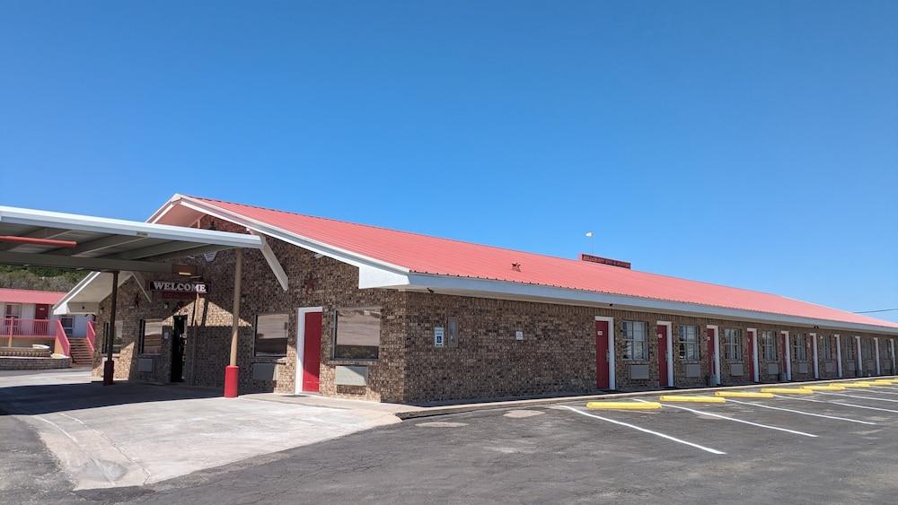 Hillcrest Inn & Suites — hotel in Ozona