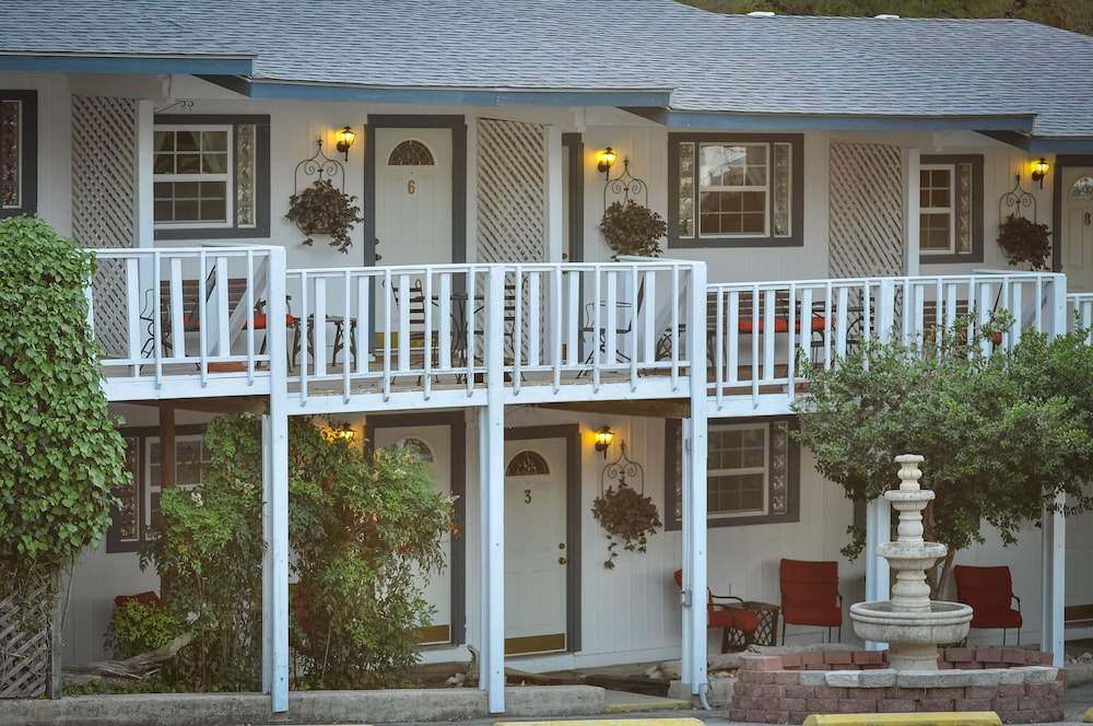 Holiday Lodge on Canyon Lake