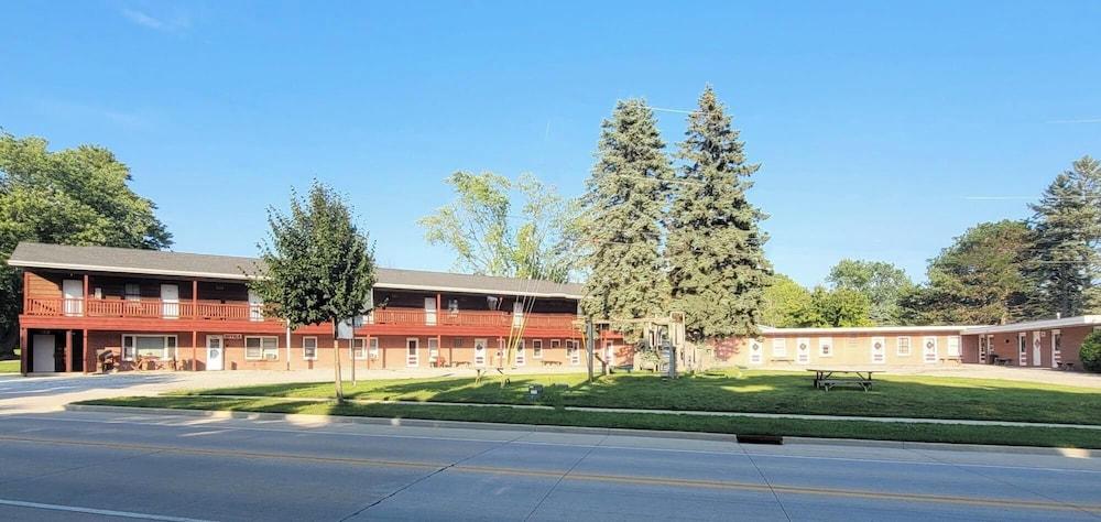 Cool City Motel — hotel in Two Rivers