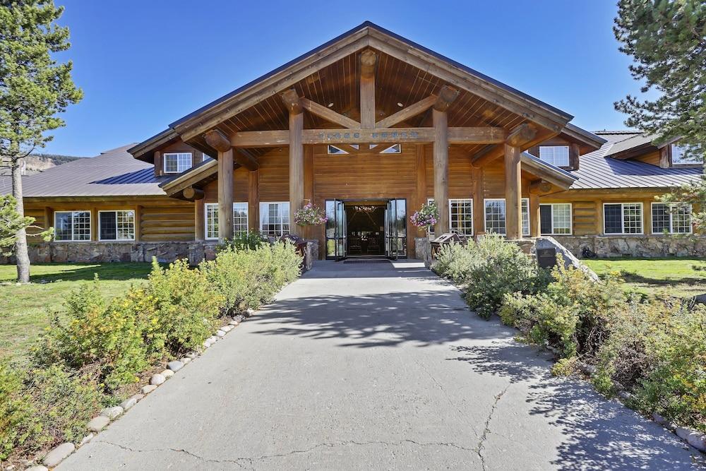 Headwaters Lodge & Cabins at Flagg Ranch — hotel in Moran