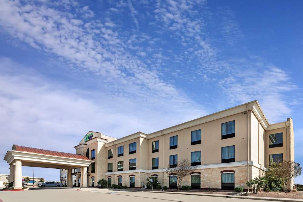 Holiday Inn Express & Suites Floresville by IHG