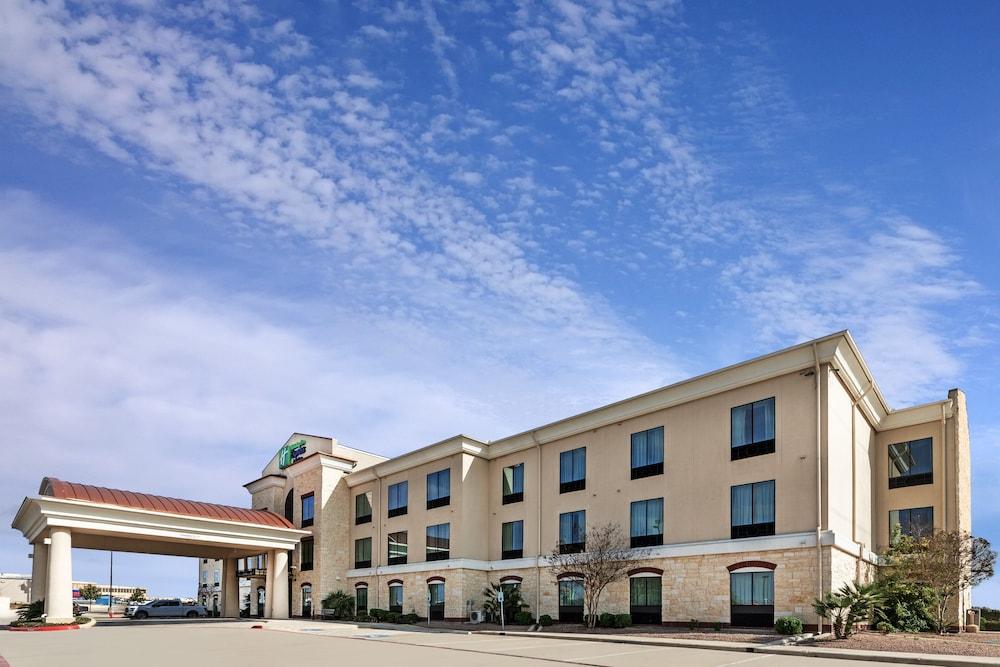 Holiday Inn Express & Suites Floresville by IHG — hotel in Floresville