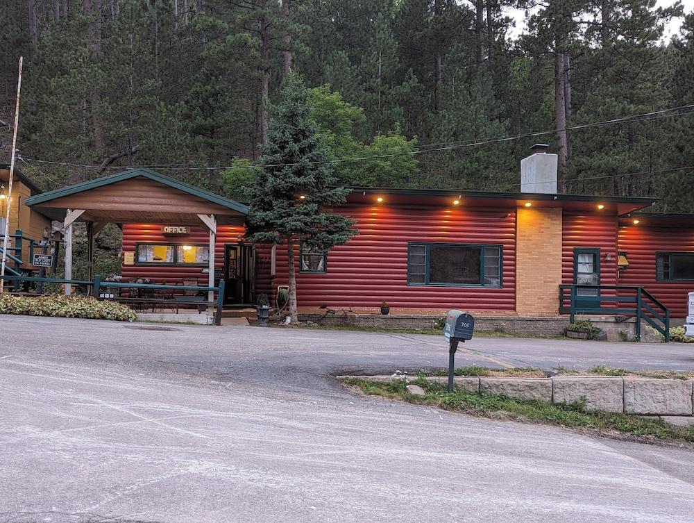 Ponderosa Pines Inn and Cabins — hotel in Lead