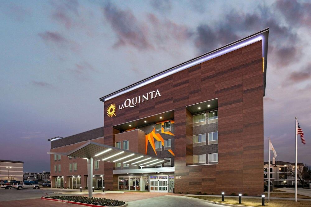 La Quinta Inn & Suites by Wyndham DFW West-Glade Parks — hotel in Euless