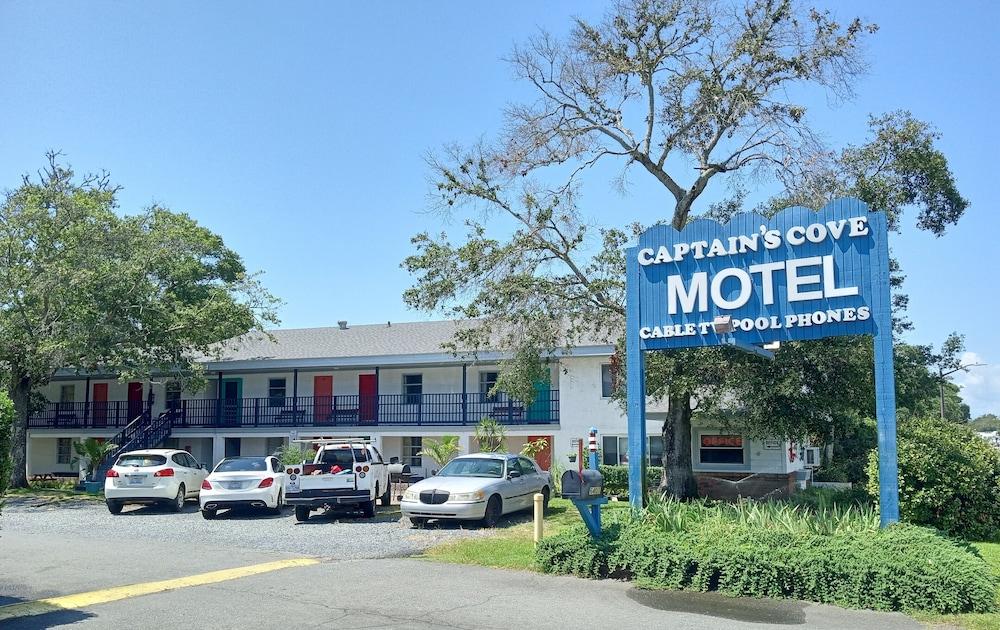 Captain's Cove Motel — hotel in Oak Island