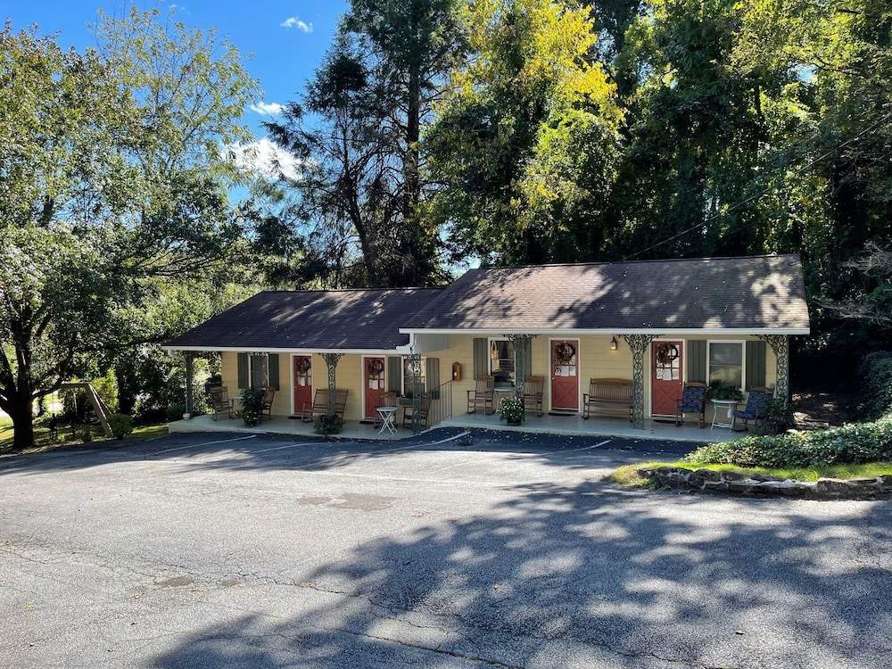 Mountain Aire Cottages, Inn, & Glamping