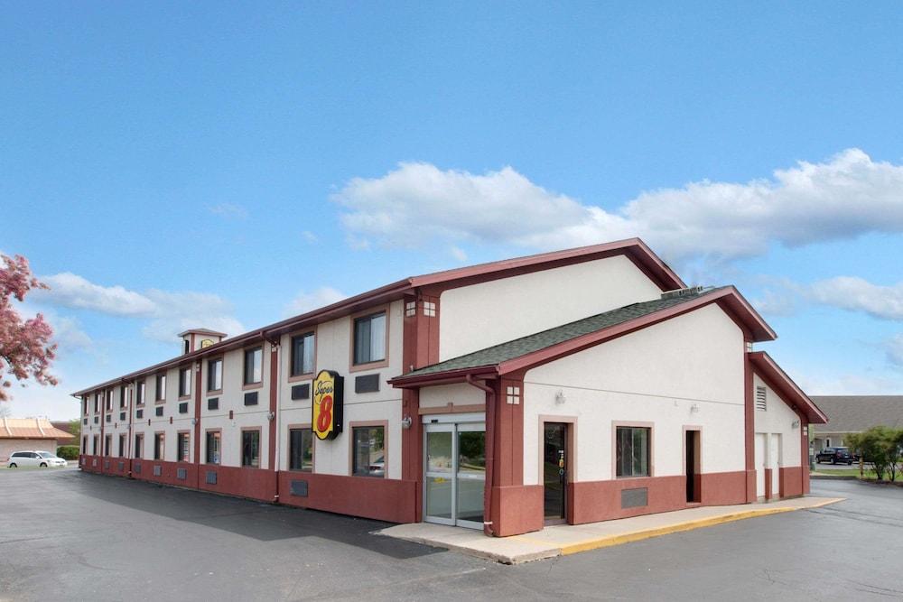 Super 8 by Wyndham Crystal Lake — hotel in Crystal Lake