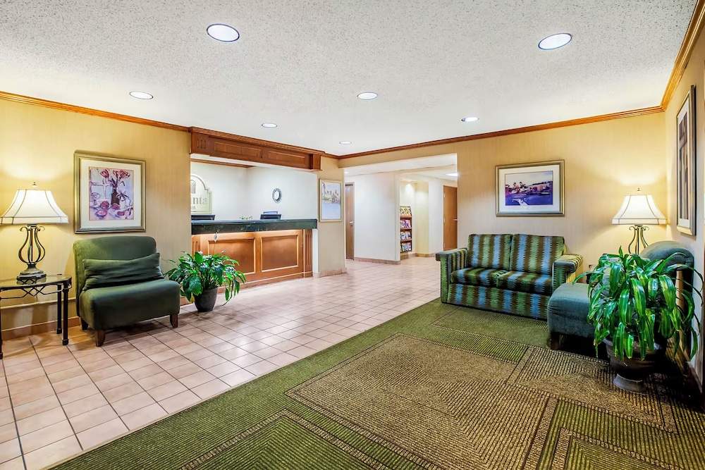 Norwood Inn and Suites Detroit