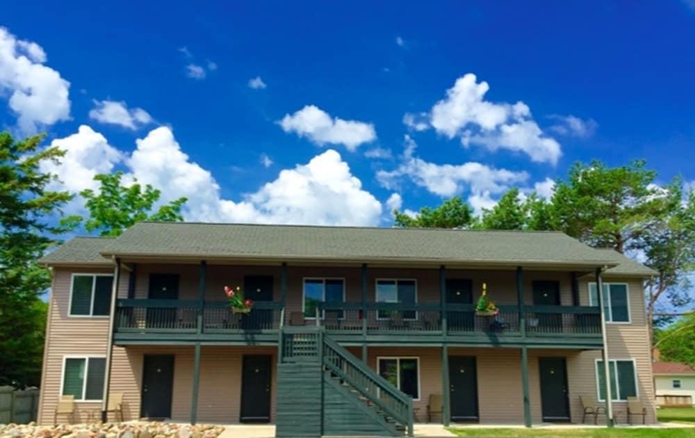 Blue Spruce Motel — hotel in Port Austin