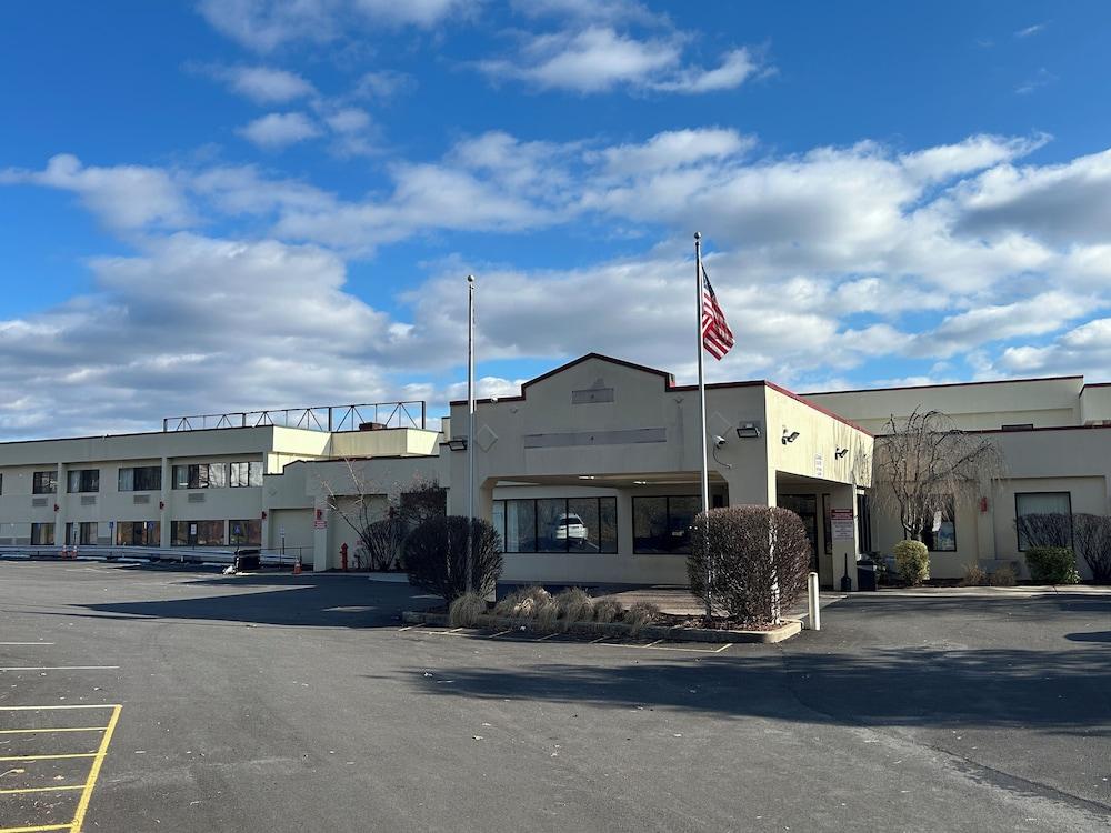 Hilltop Inn & Suites — hotel in Yonkers