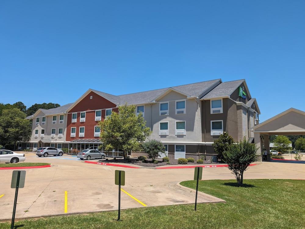 Holiday Inn Express Hotel & Suites by IHG — hotel in El Dorado