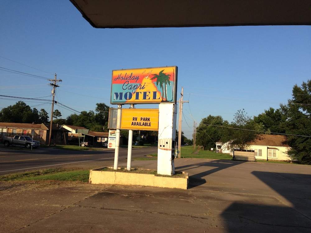 OYO Holiday Capri Motel & Rv Park