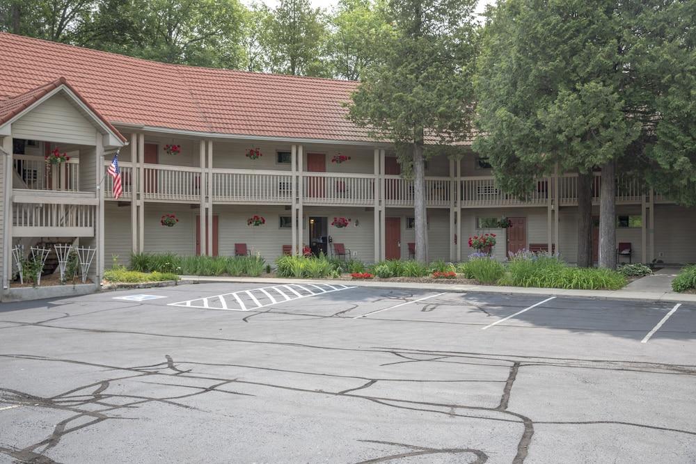 Ridges Inn & Suites — hotel in Baileys Harbor