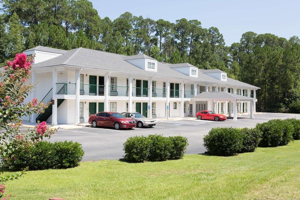 Super 8 by Wyndham Statesboro — hotel in Statesboro