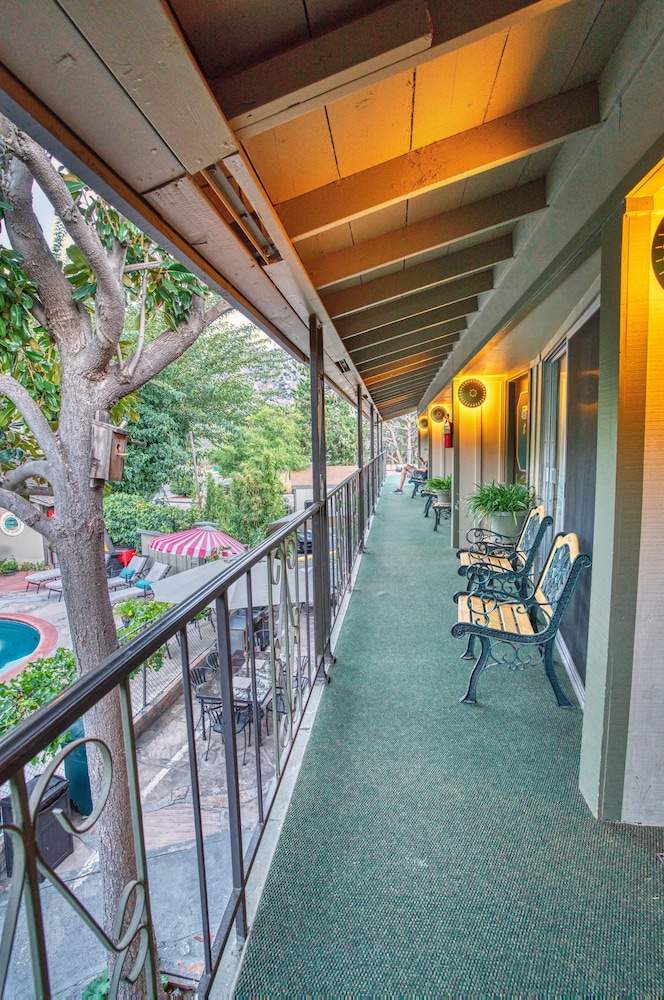 Piazza's Pine Cone Inn
